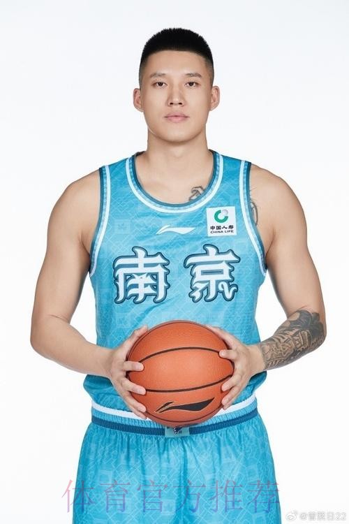 曾繁日全场出战31分钟,投篮6中4得到8分5篮板1助攻1盖帽 曾繁日全场出战31分钟,投篮6中4得到8分5篮板1助攻1盖帽